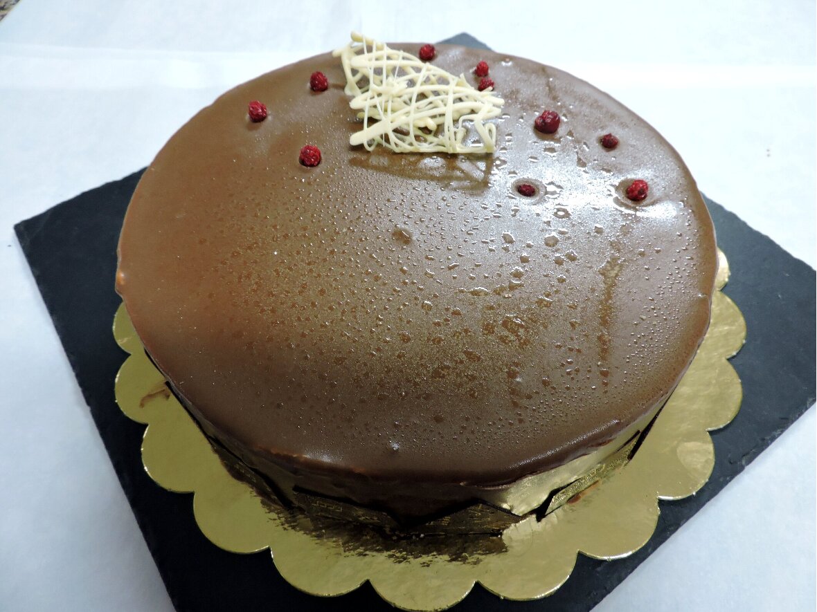 Tarta Trufa Blanca bañada con chocolate con leche – Pastelería ...